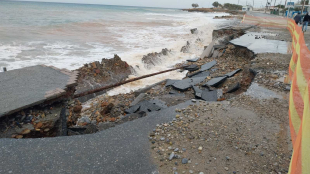 Επείγουσα παρέμβαση του Δημάρχου Χερσονήσου προς την Κτηματική Υπηρεσία για τη Διάβρωση και Κατάπτωση του Παραλιακού Δρόμου στις Γούβες